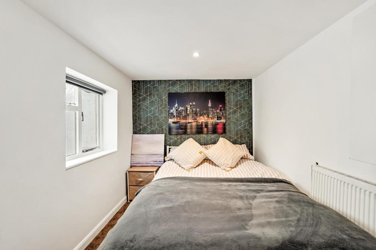 Modern One Bedroom Apartments In Brighton Екстериор снимка