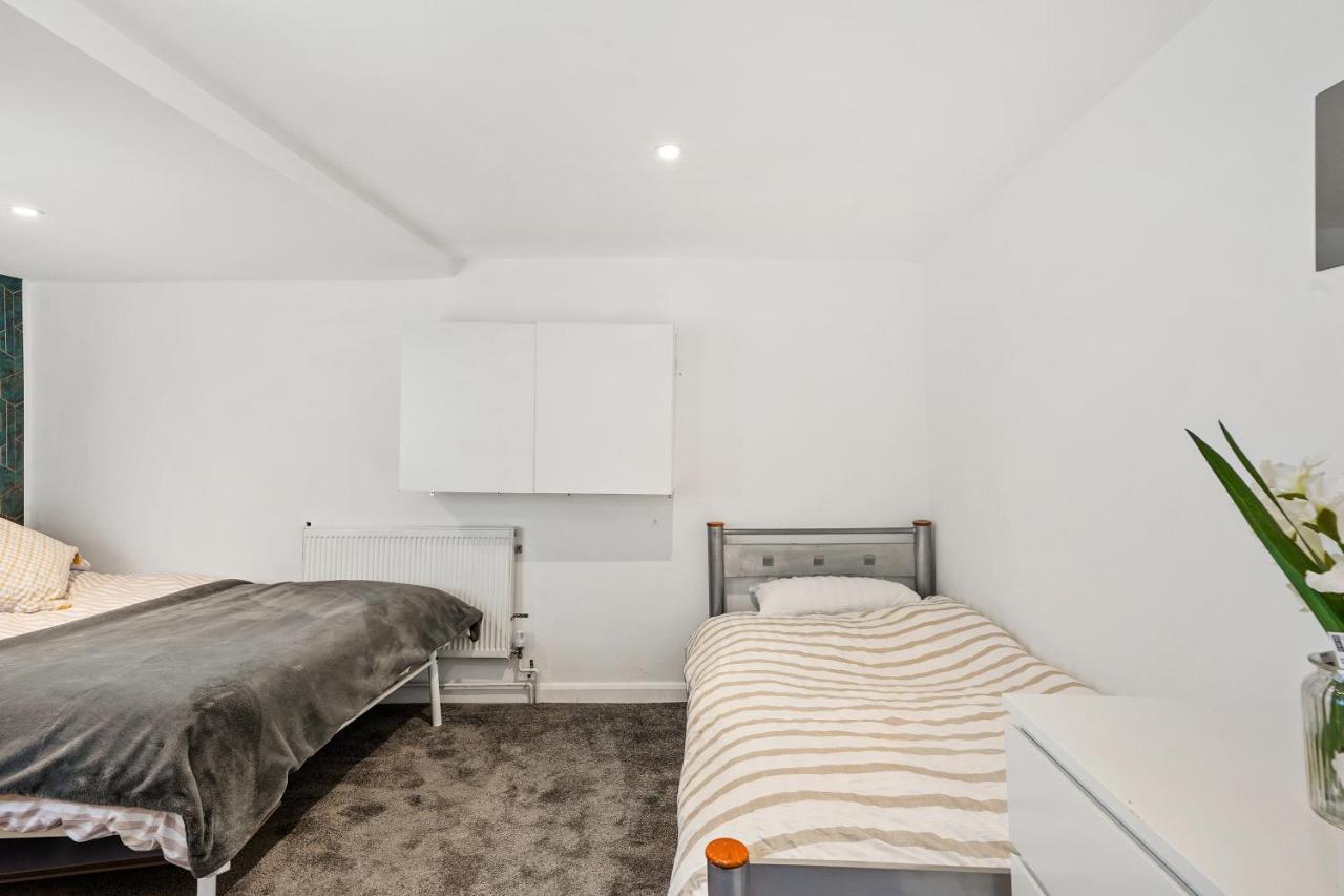Modern One Bedroom Apartments In Brighton Екстериор снимка
