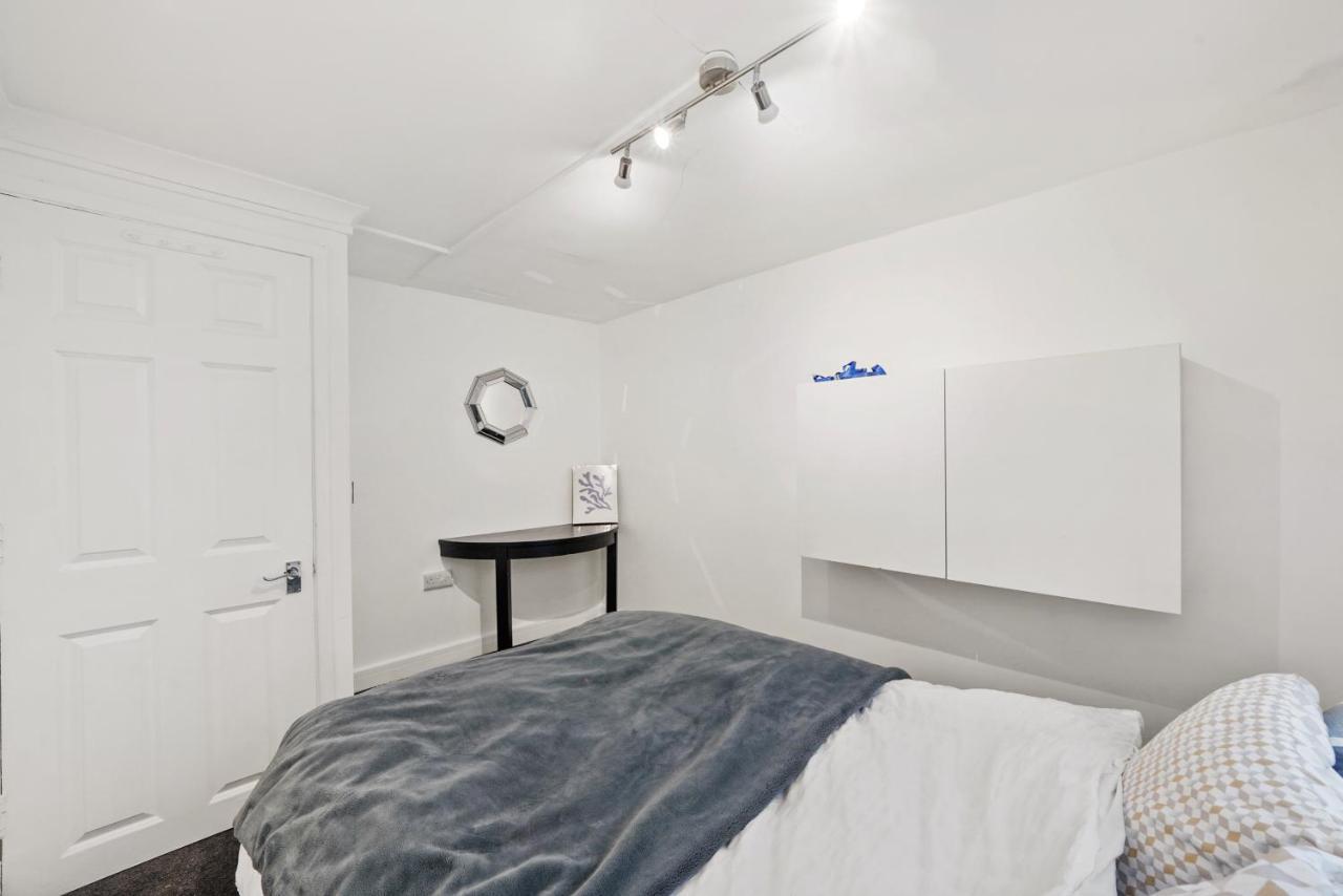 Modern One Bedroom Apartments In Brighton Екстериор снимка
