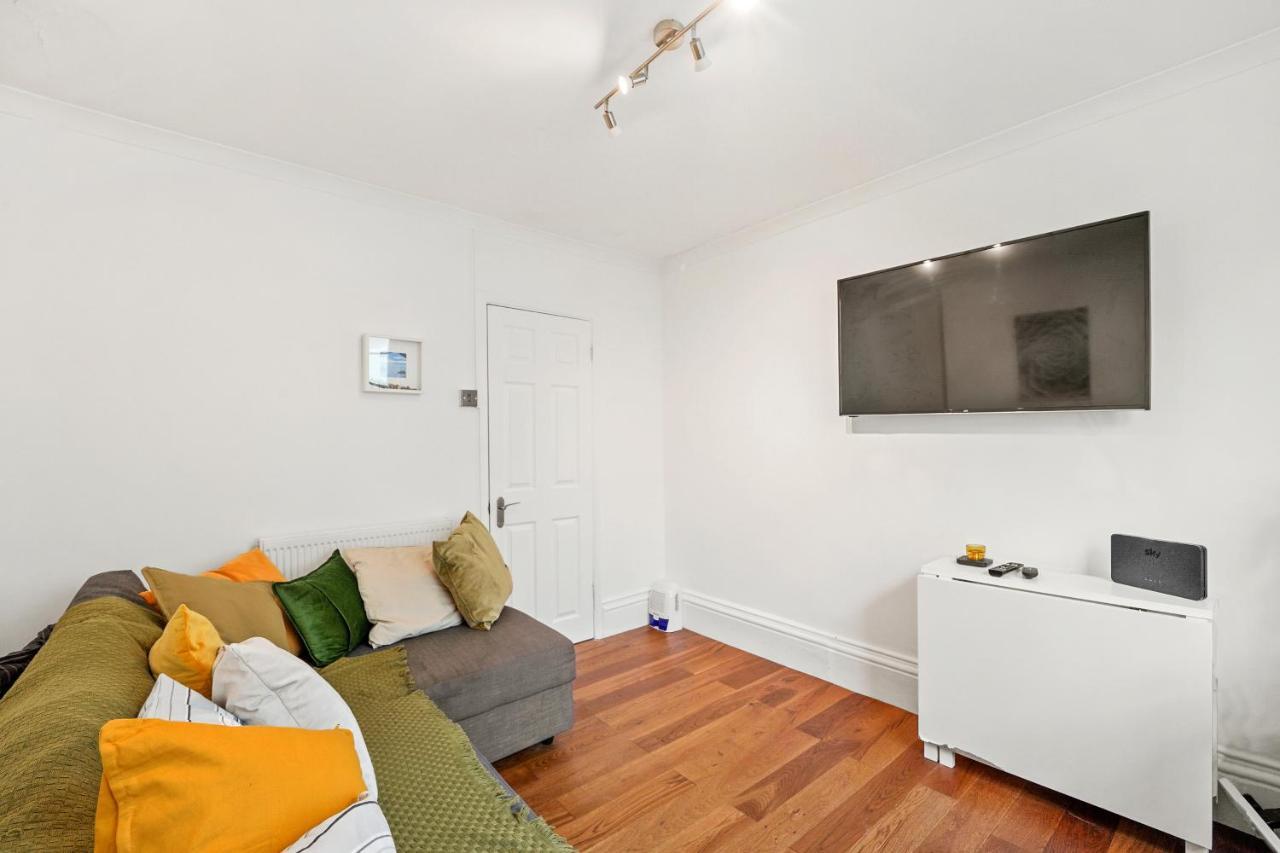 Modern One Bedroom Apartments In Brighton Екстериор снимка