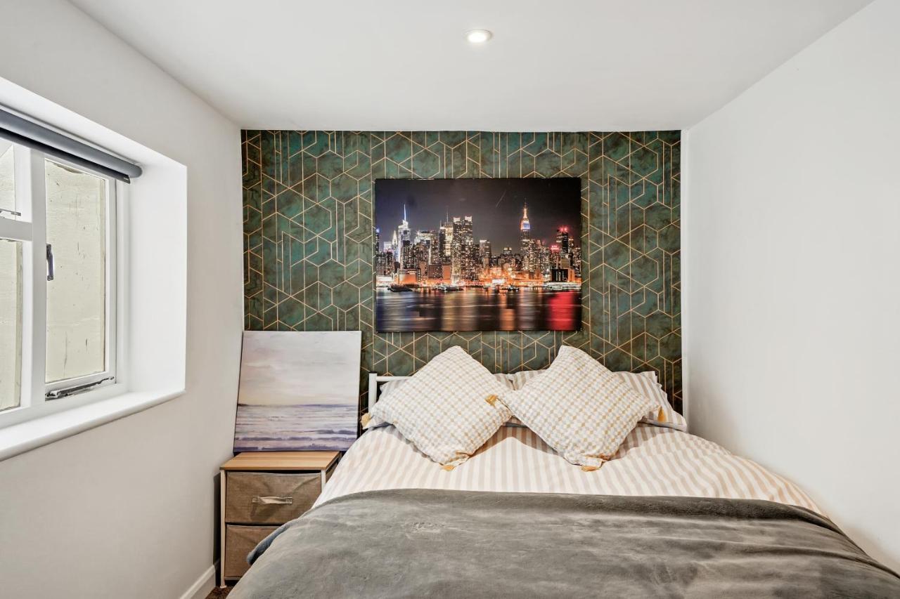 Modern One Bedroom Apartments In Brighton Екстериор снимка