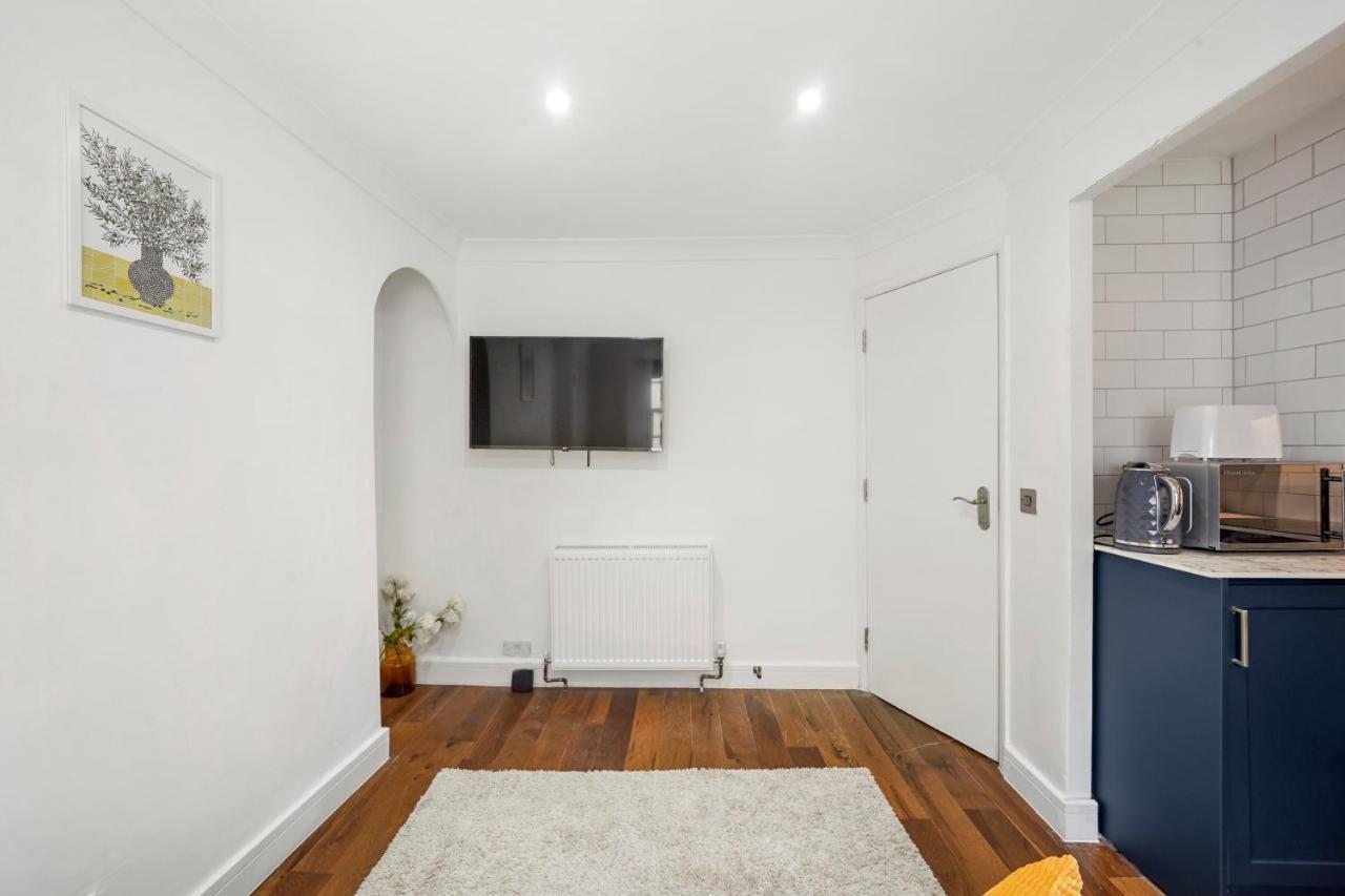 Modern One Bedroom Apartments In Brighton Екстериор снимка