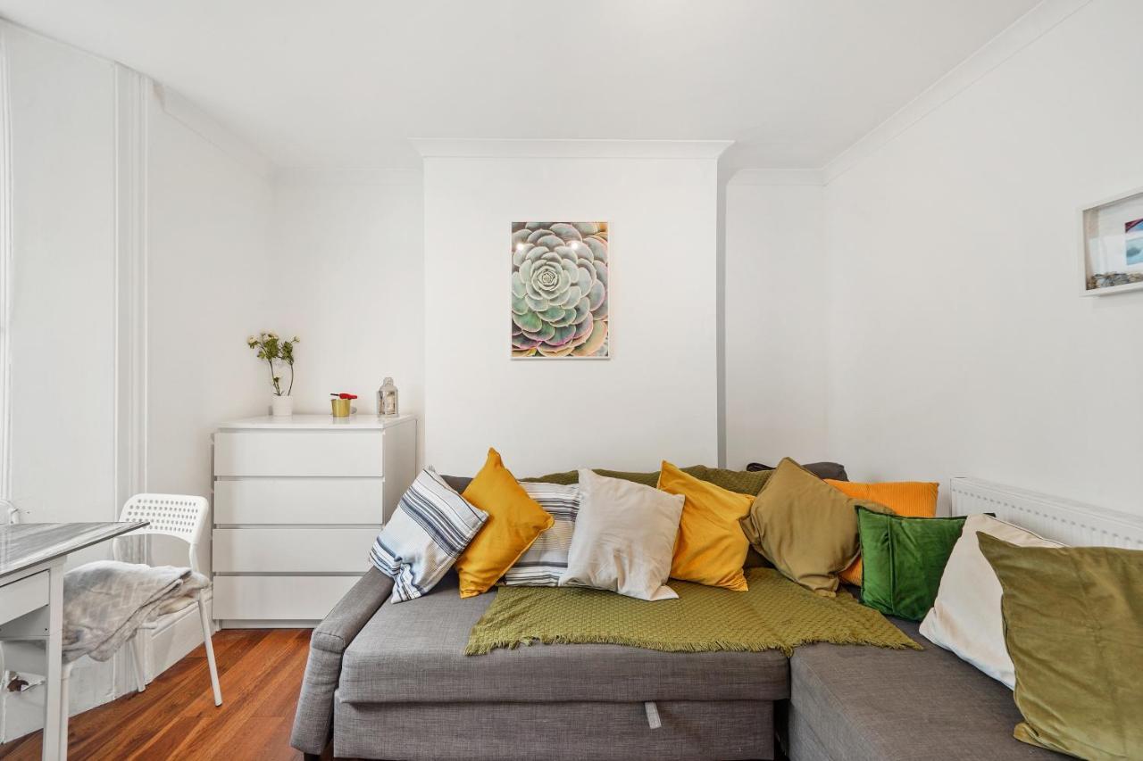 Modern One Bedroom Apartments In Brighton Екстериор снимка