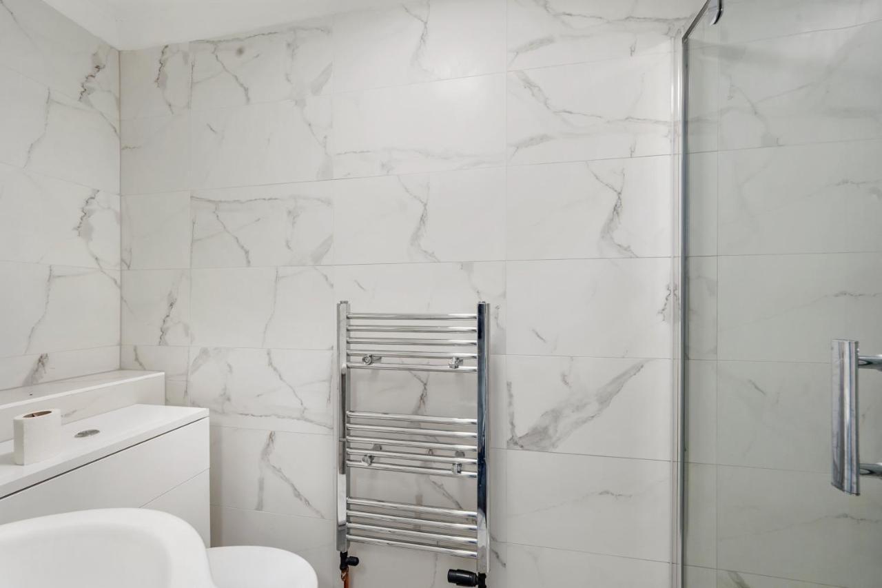 Modern One Bedroom Apartments In Brighton Екстериор снимка