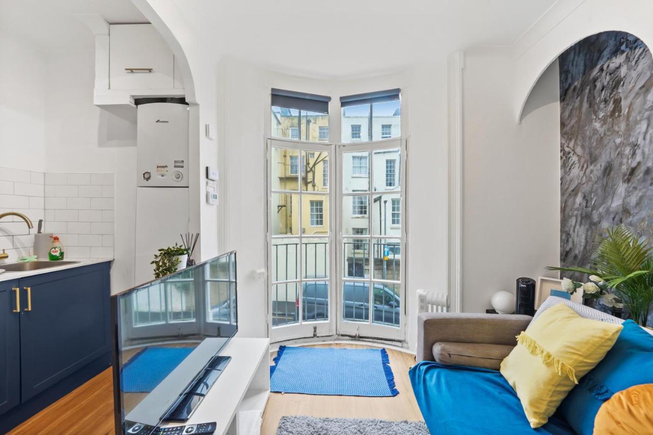 Modern One Bedroom Apartments In Brighton Екстериор снимка