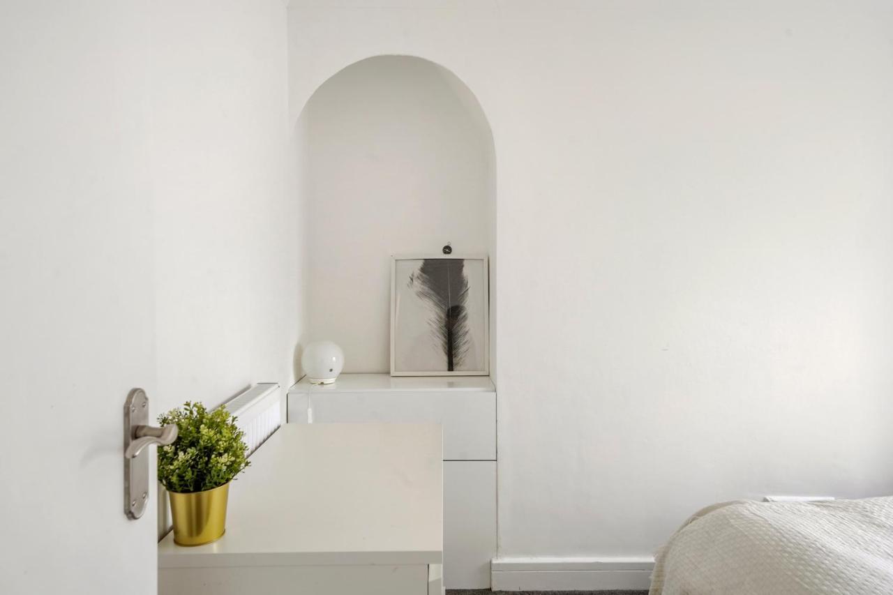 Modern One Bedroom Apartments In Brighton Екстериор снимка