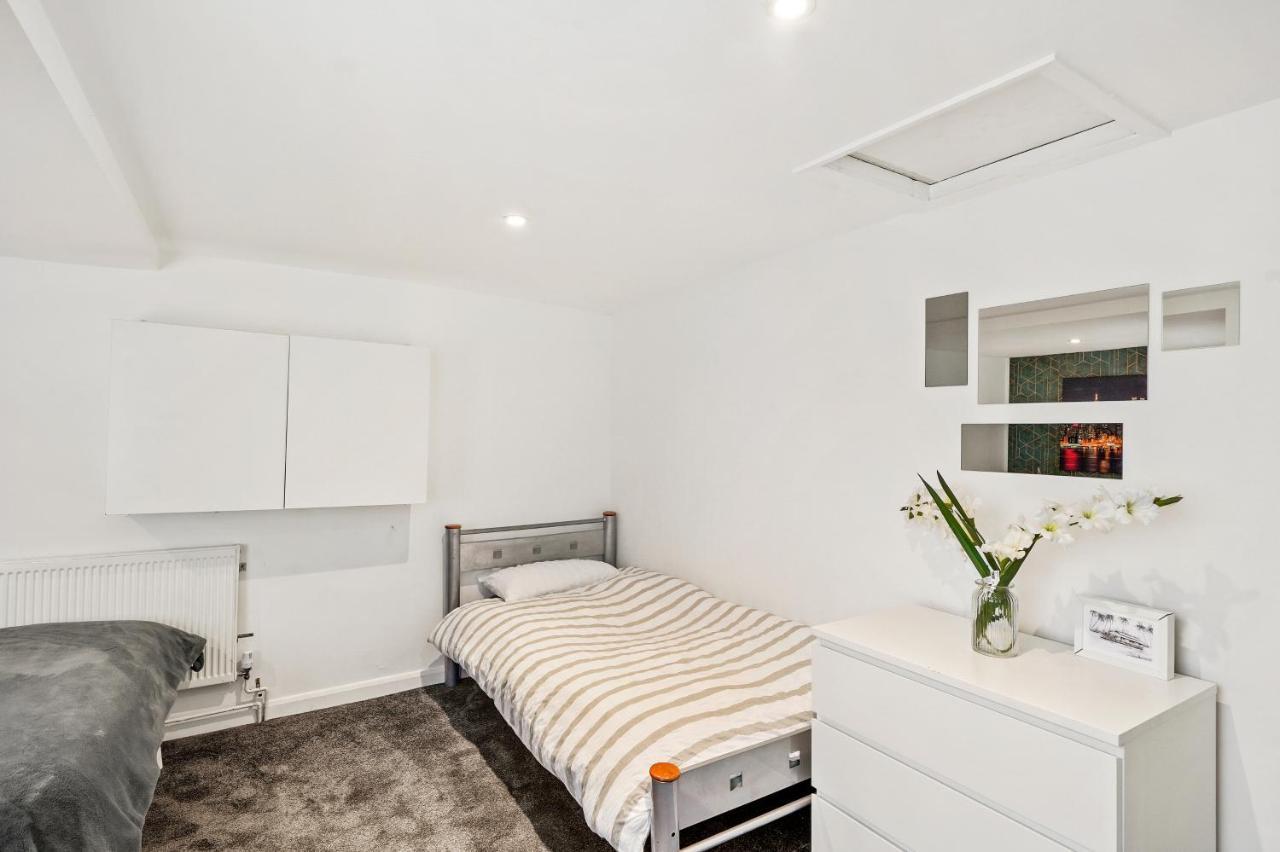Modern One Bedroom Apartments In Brighton Екстериор снимка