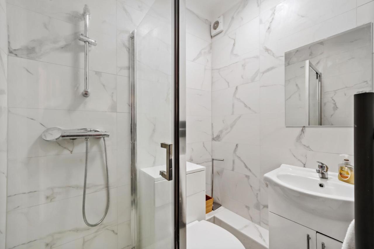 Modern One Bedroom Apartments In Brighton Екстериор снимка